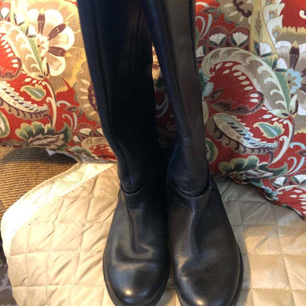 Beautiful knee high boots in near perfect condition
